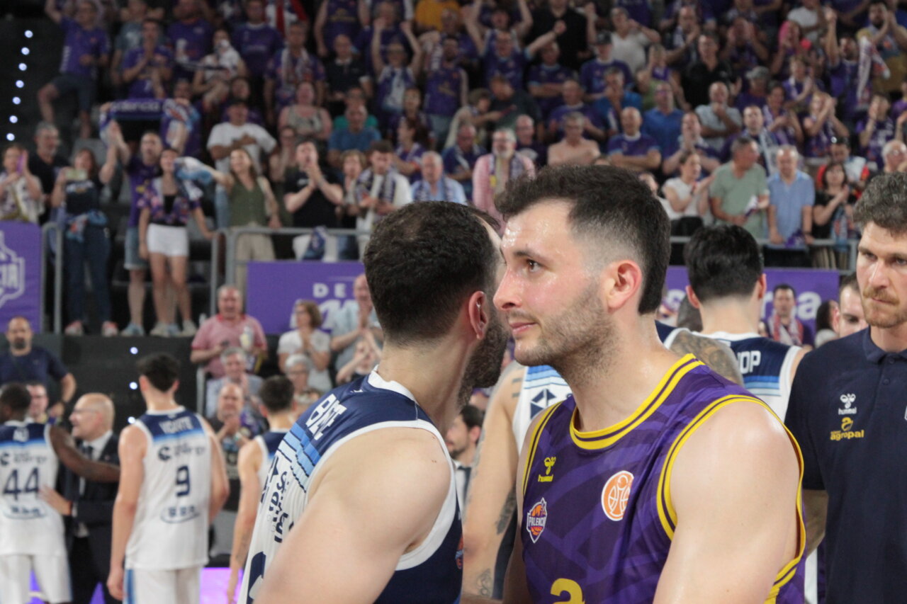 Jugadores de baloncesto de Palencia celebrando en el partido