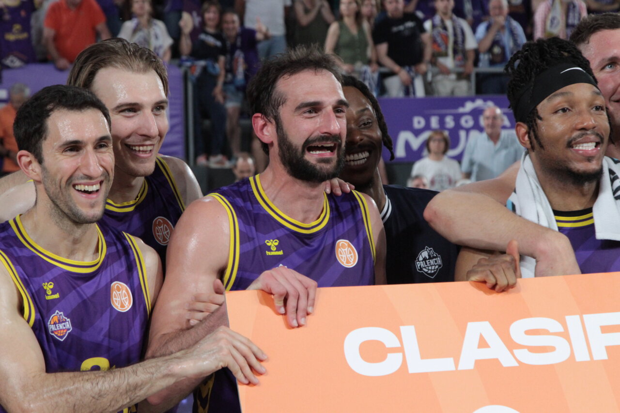 Jugadores de baloncesto celebrando la victoria del Súper Agropal Palencia