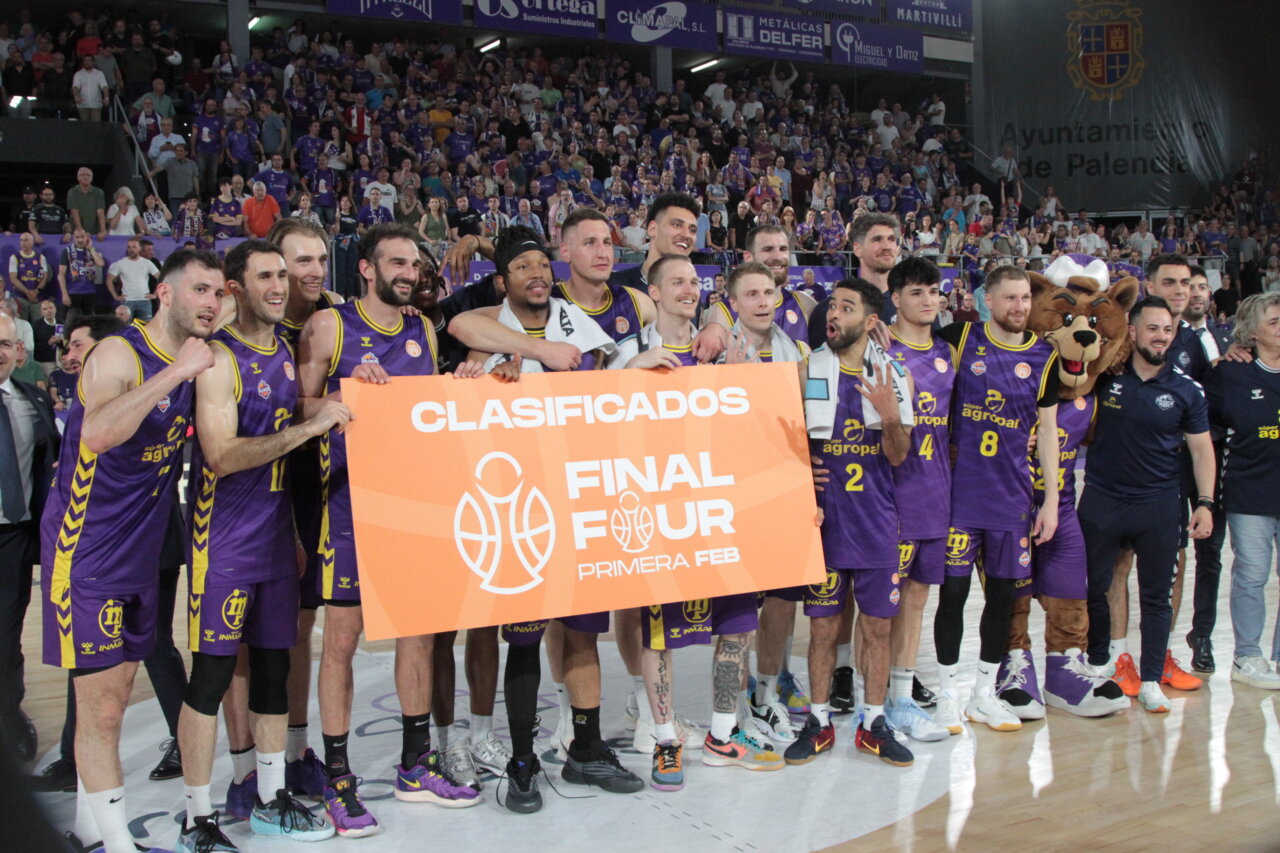 Jugadores del Súper Agropal Palencia celebrando su clasificación para la Final Four