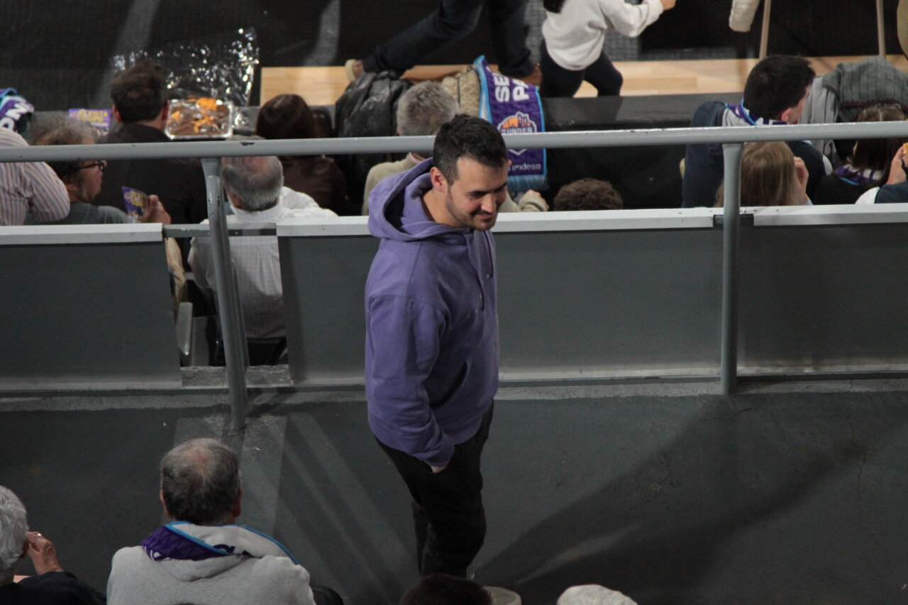 Espectador en el partido de baloncesto entre Súper Agropal Palencia y Fuenlabrada