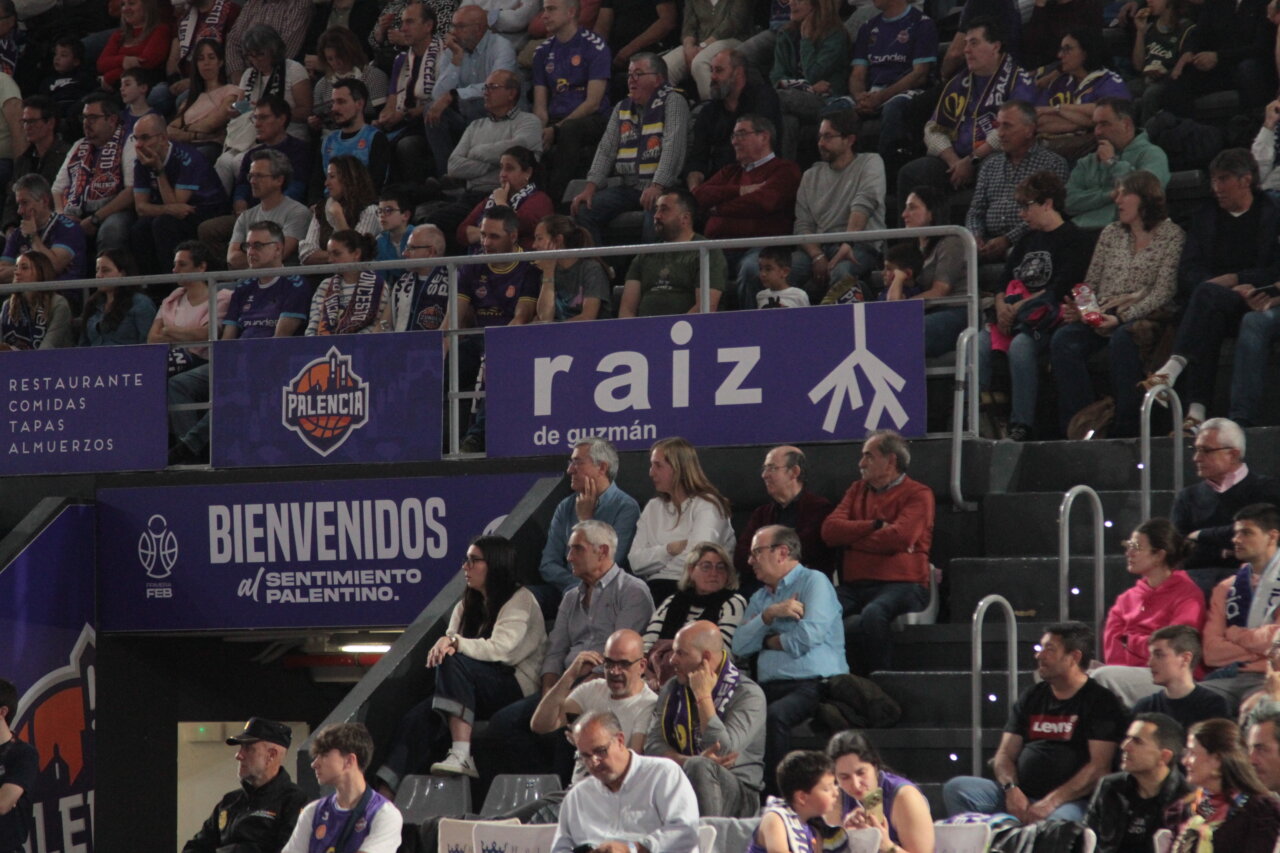 Aficionados del Súper Agropal Palencia en un partido de baloncesto