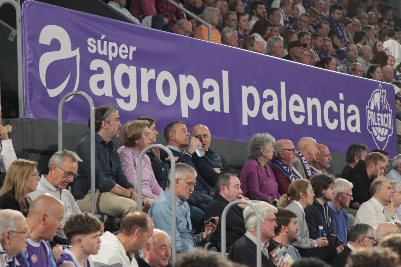 Aficionados en el partido de baloncesto del Súper Agropal Palencia