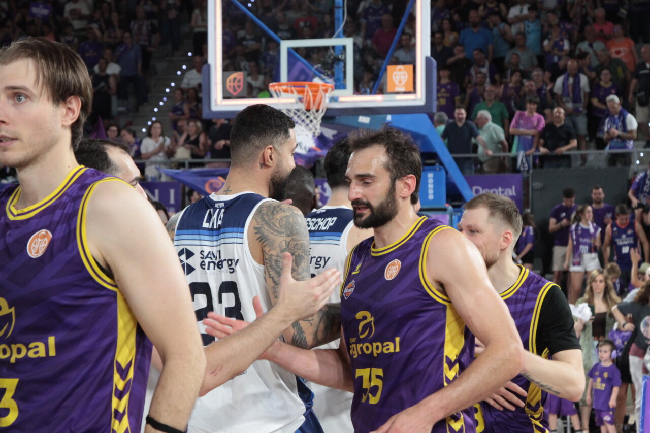 Jugadores del equipo Súper Agropal Palencia celebrando tras un partido de baloncesto