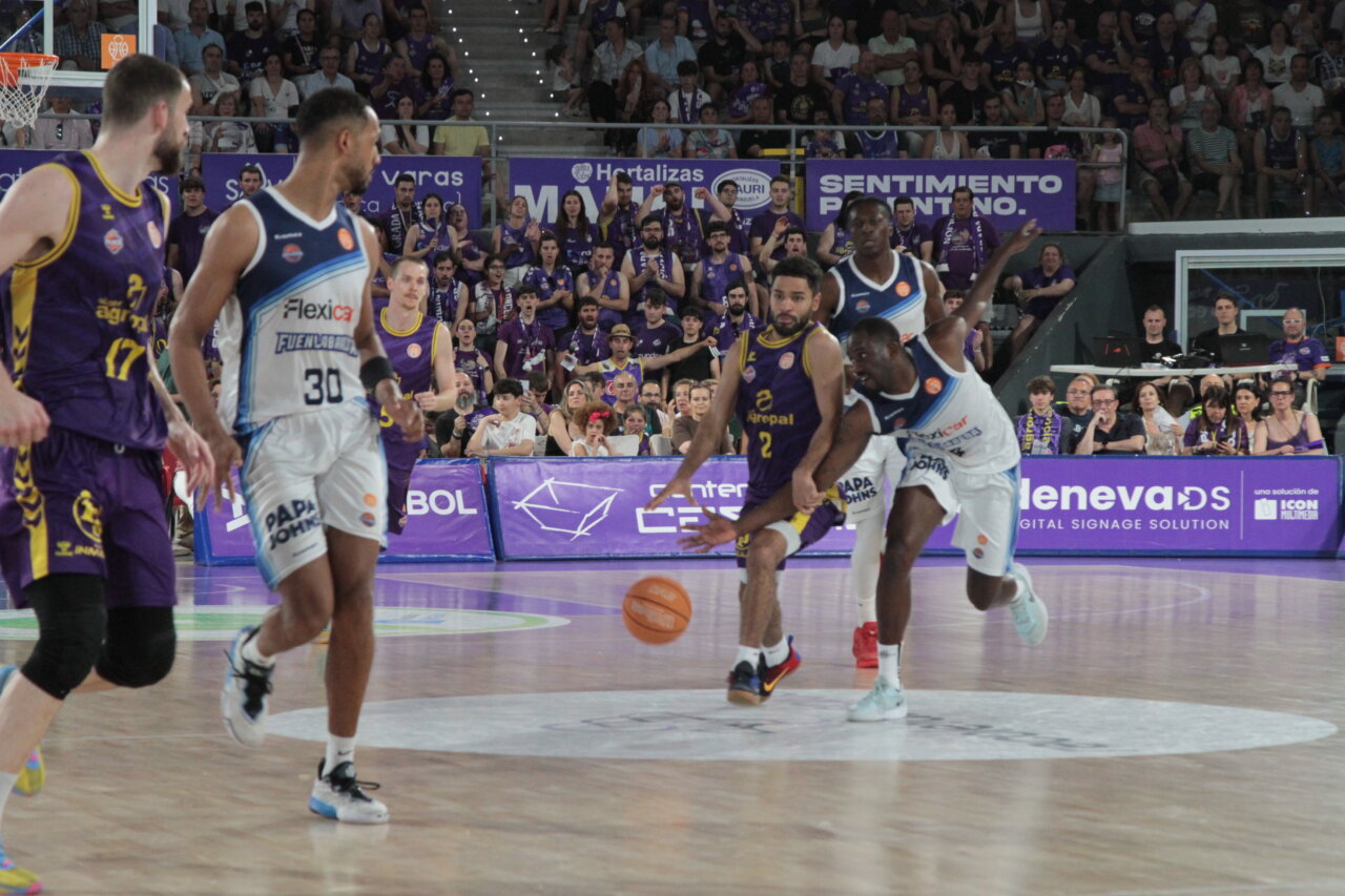 Jugadores de baloncesto en acción durante un partido entre Palencia y Fuenlabrada