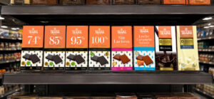 Variedad de tabletas de chocolate Trapa en estante de supermercado