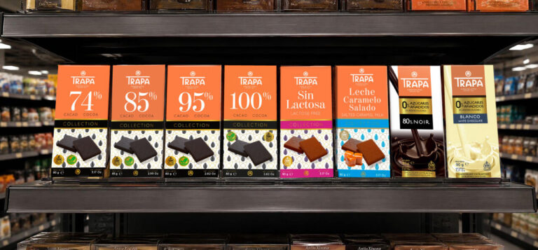 Variedad de tabletas de chocolate Trapa en estante de supermercado