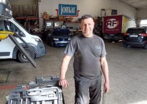 Taller mecánico Jomar con herramientas y mecánico en Palencia