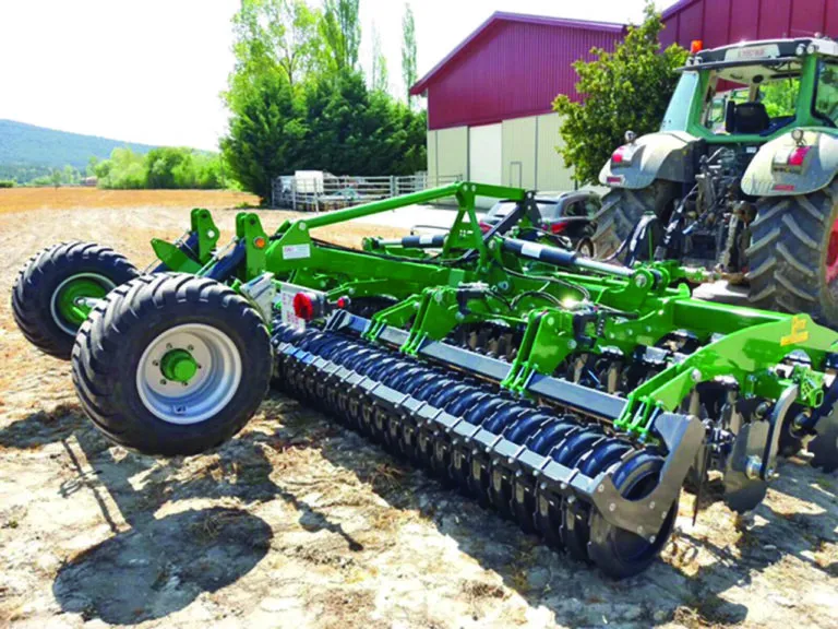 Maquinaria agrícola de Talleres José Luis en un campo