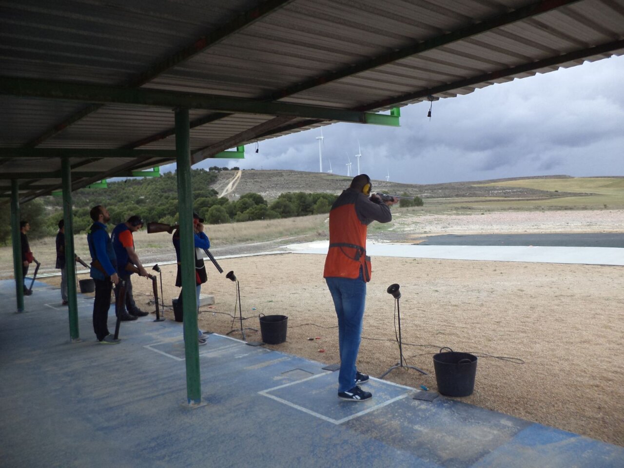 Competidores en un torneo de tiro al plato en Dueñas