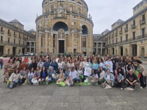 Grupo de trabajadores sociales reunidos en Gijón durante un congreso