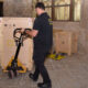 Un hombre transportando cajas en la Catedral de Palencia