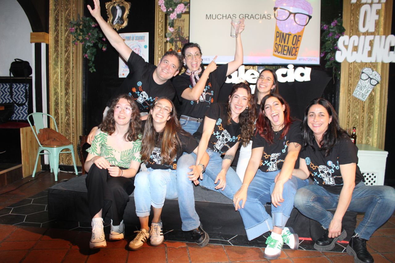 Grupo de investigadores en el Bar Dana durante Pint of Science