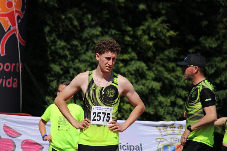 Atleta en el Campo de la Juventud durante el Trofeo Feria Chica
