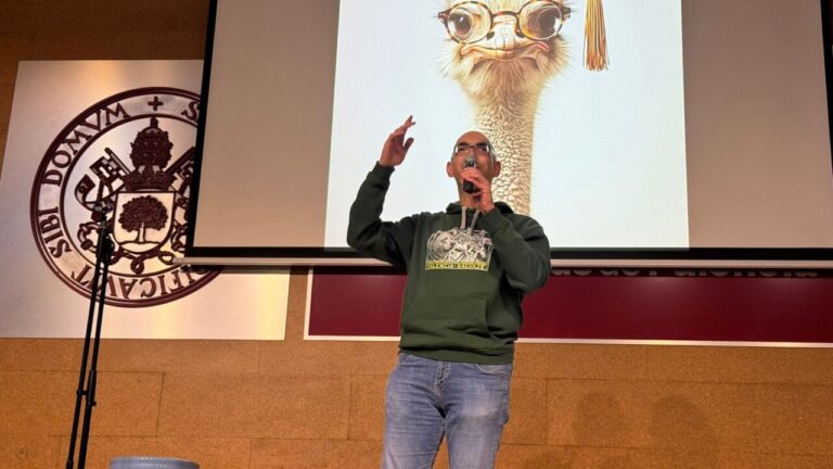 Presentador en concurso de humor con fondo de ave caricaturizada