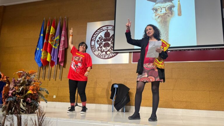 Gabi y Astrid en el escenario del concurso de humorología en la universidad