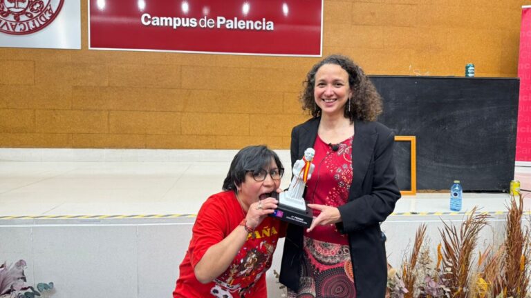 Gabi y Astrid posando con el premio en el Campus de Palencia