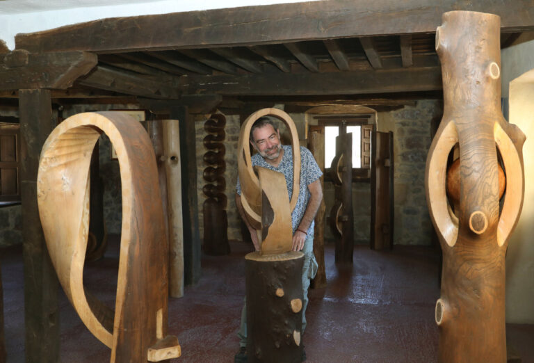 Escultor Ursicino Martínez en el Museo Ursi de Aguilar de Campoo