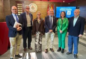 Grupo de personas en la Universidad de Valladolid discutiendo nuevos grados.