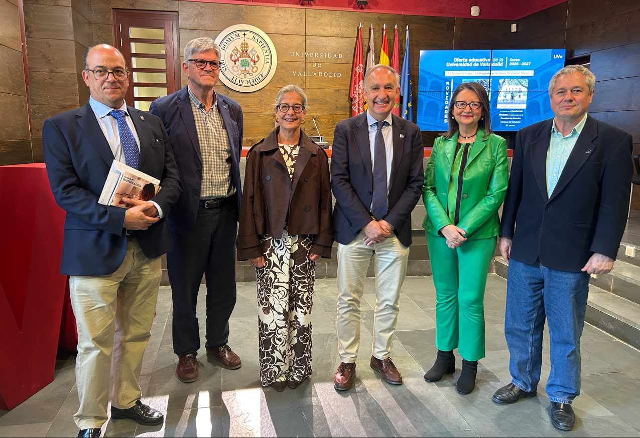 Grupo de personas en la Universidad de Valladolid discutiendo nuevos grados.