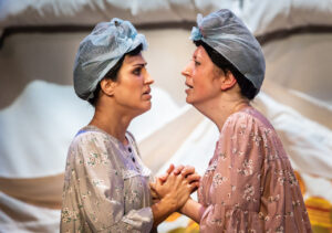 Actrices de Valquiria Teatro en escena durante la comedia El día más feliz de nuestra vida