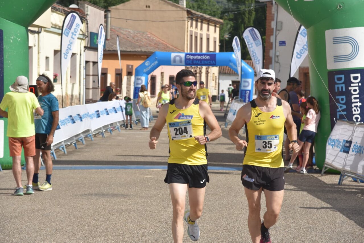 David García y Elisa Hernández corriendo en la Legua de Quintana.