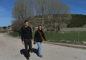 Dos jóvenes caminando por un camino rural en Villajimena.