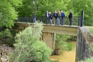 Grupo de personas observando el puente sobre el río Ucieza en Villarmentero de Campos.
