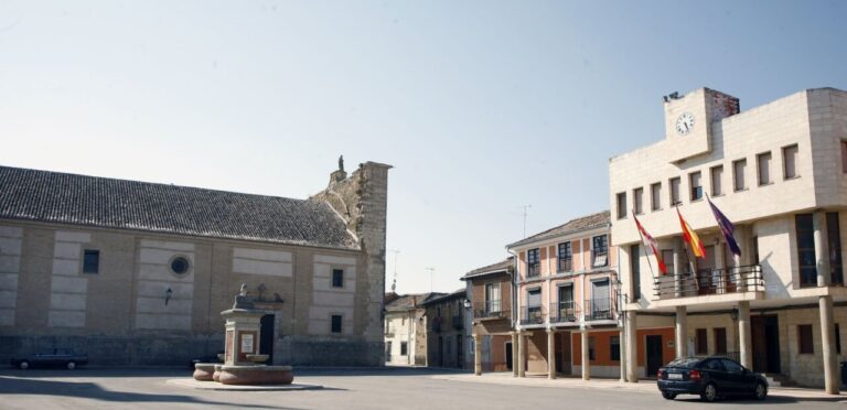 Vista de la Plaza España y calle Isaac Hijosa en Villarramiel