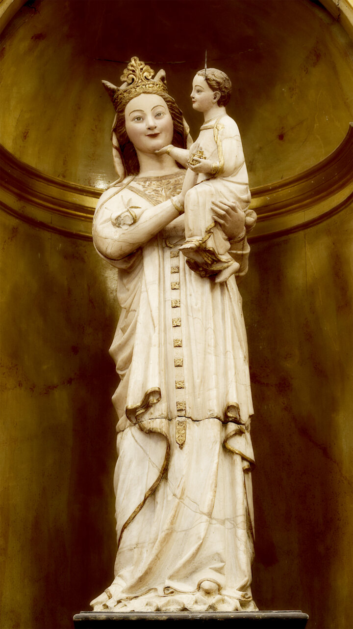 Escultura de la Virgen Blanca con el niño en brazos en la Catedral de Palencia