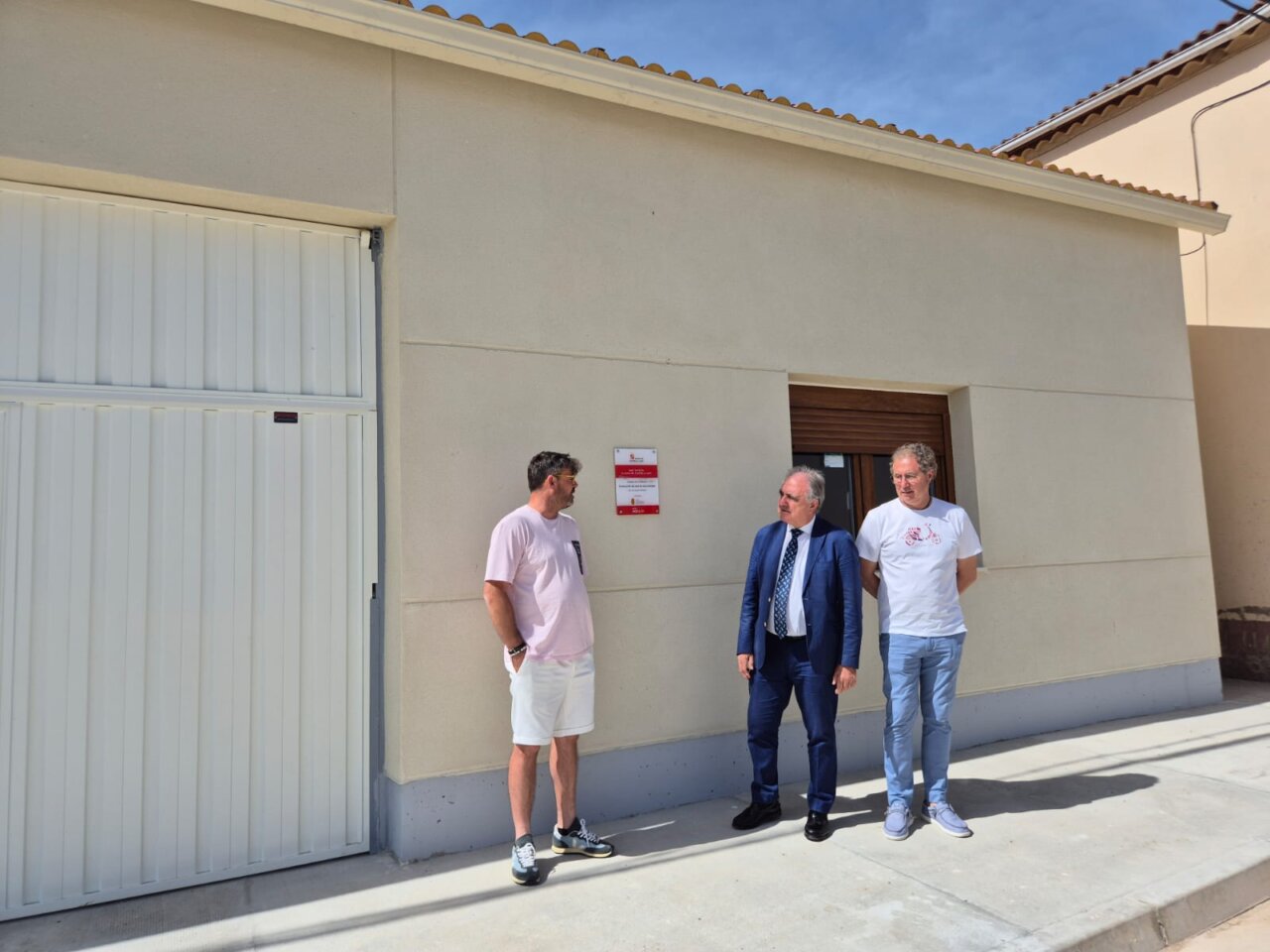 Delegado de la Junta en visita a Soto de Cerrato junto a dos hombres