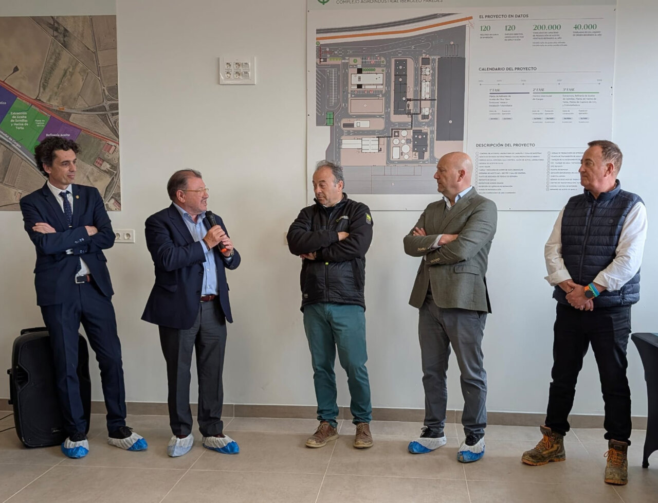 Más de cien ingenieros de caminos visitan en Paredes de Nava (Palencia) las instalaciones del Complejo Agroindustrial de Grupo Iberolea. En la imagen, Pedro García, representante del colegio de Palencia; Jorge Lucas, decano del colegio; Gregorio Álvarez, presidente y fundador de Grupo Ibereolea e Ibereólica); Luis Calderón, alcalde de Paredes e Ingeniero de caminos); y Javier Areños, director de la planta)