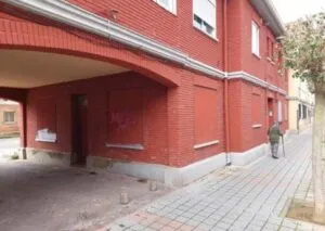 Fachada de un local en San Juanillo preparado para transformación en vivienda.