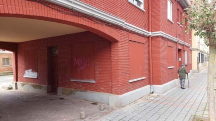 Fachada de un local en San Juanillo preparado para transformación en vivienda.