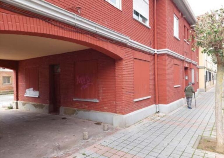 Fachada de un local en San Juanillo preparado para transformación en vivienda.