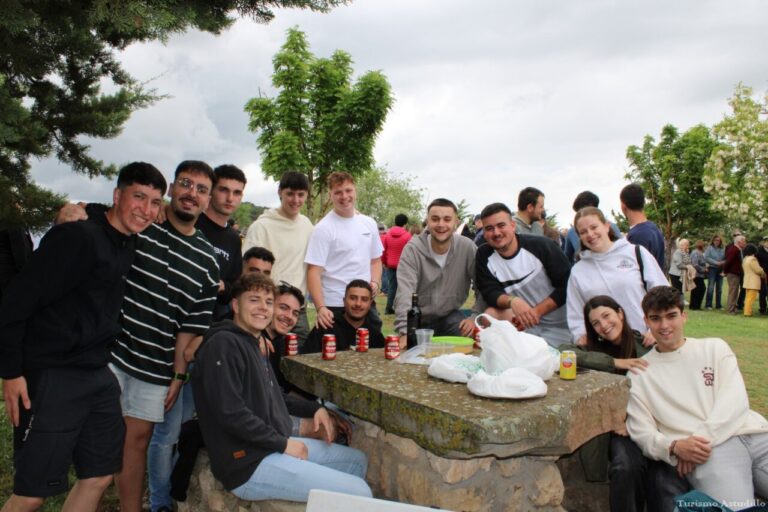Grupo de jóvenes disfrutando en la celebración del Voto Villa en Astudillo