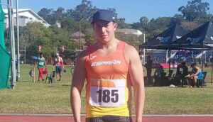 Yeray Royuela en competición de atletismo con camiseta de España