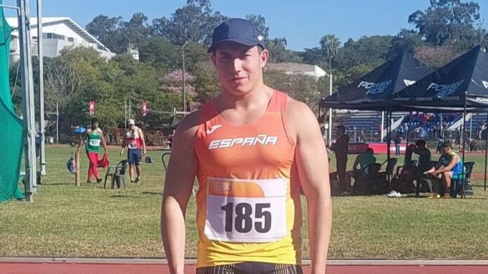 Yeray Royuela en competición de atletismo con camiseta de España