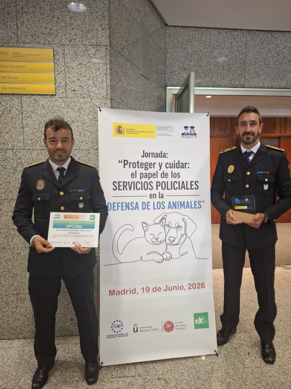 Agentes de la Policía Local de Palencia recibiendo un premio por protección animal