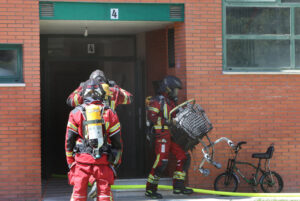 Camión de bomberos en la calle Laguna de Palencia durante un incendio