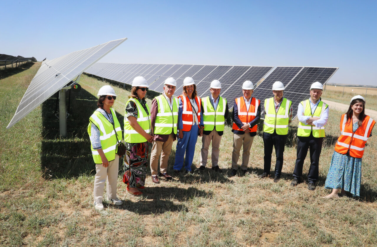 Grupo de personas en la inauguración de una planta fotovoltaica en Paredes de Nava