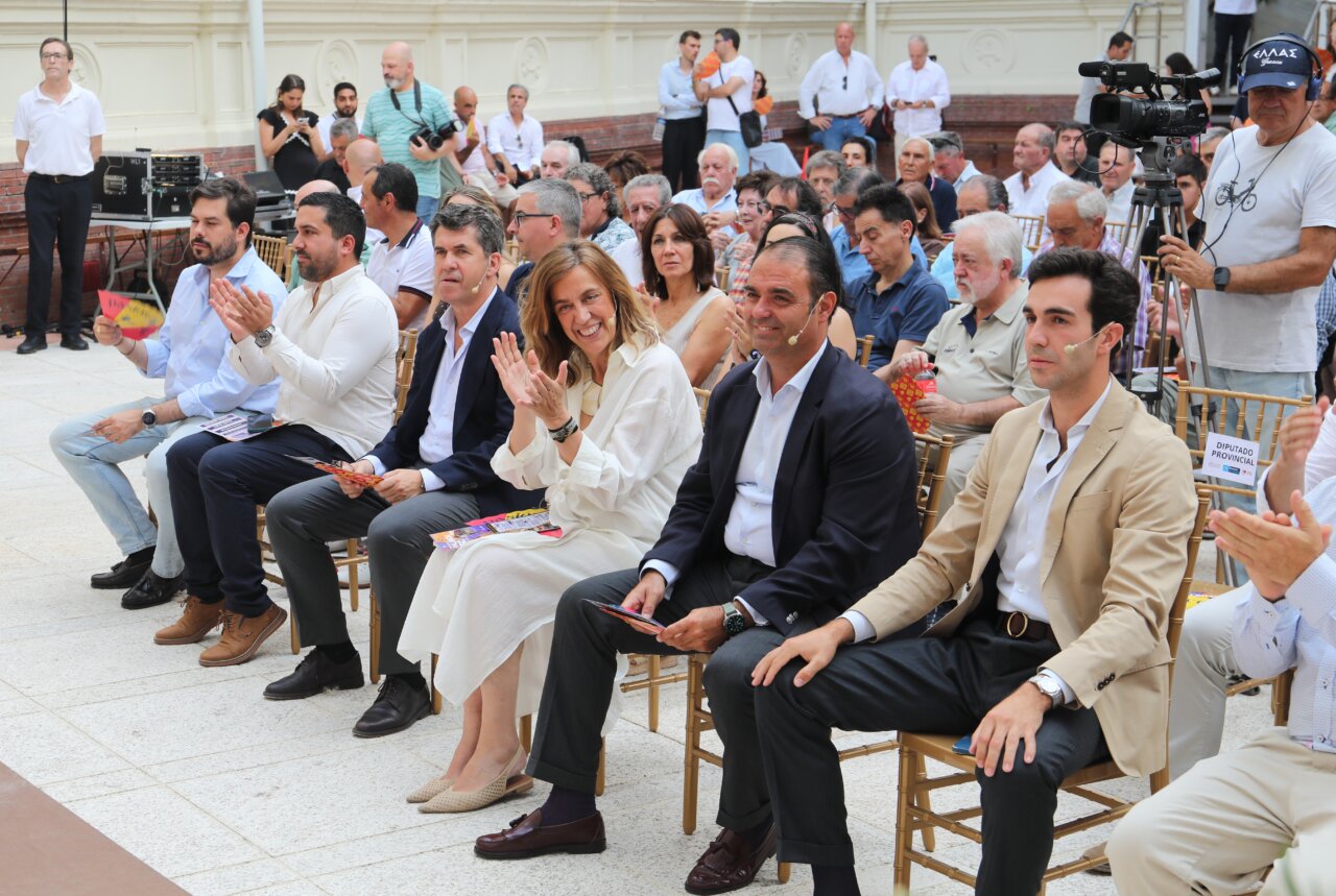 Presentación de los carteles de la Feria de San Antolín en Palencia con asistentes aplaudiendo.