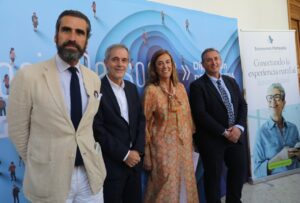 Cuatro personas posando en un evento sobre economía plateada en Palencia.