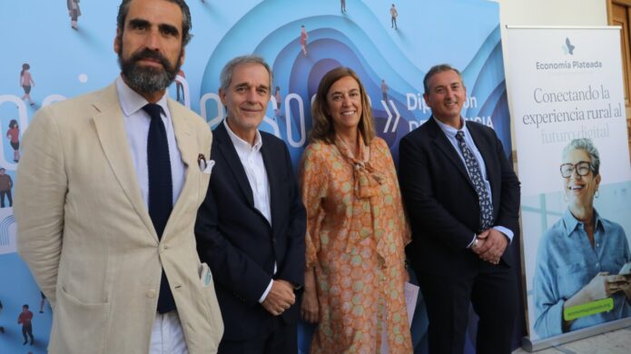 Cuatro personas posando en un evento sobre economía plateada en Palencia.