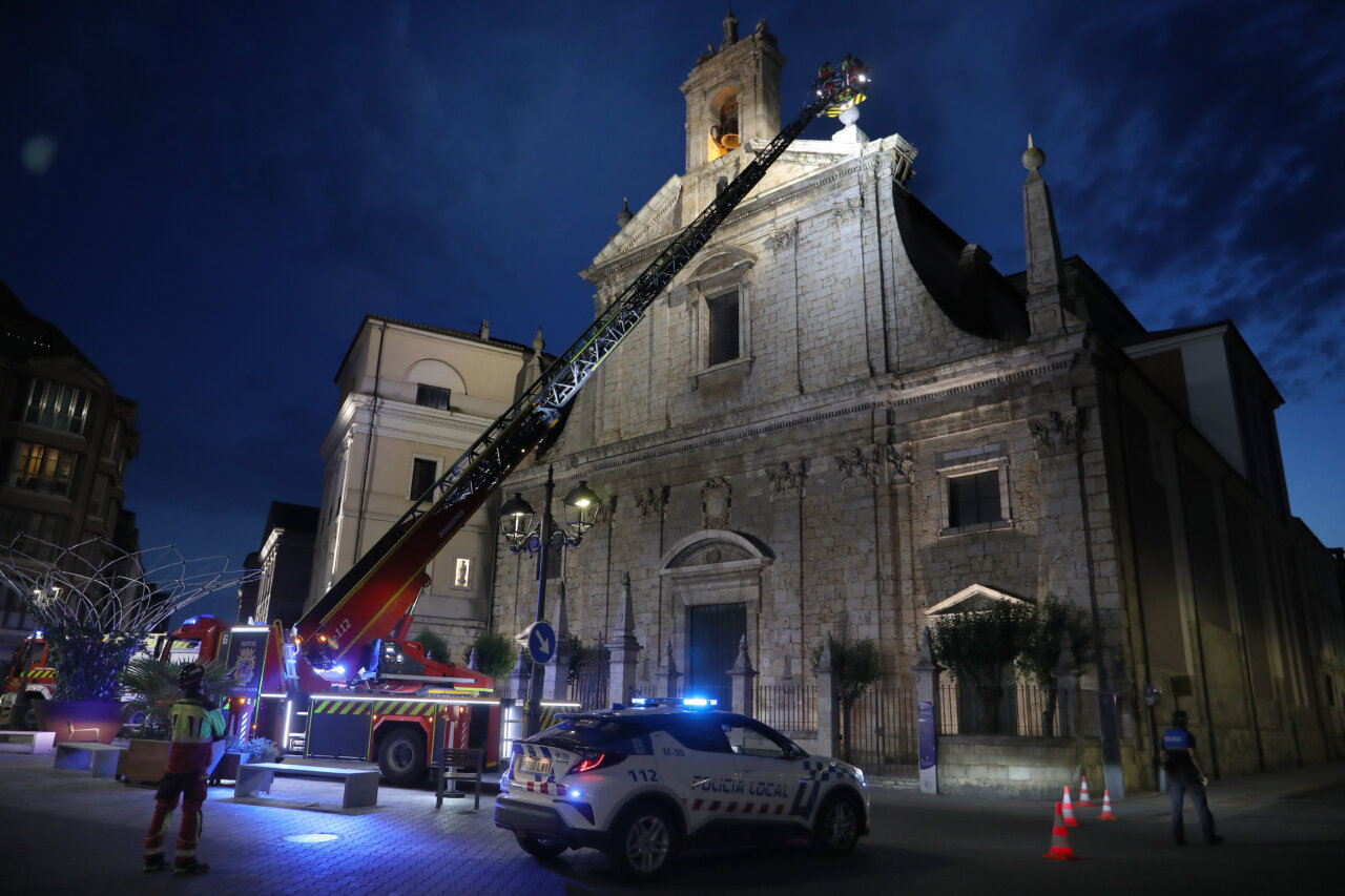 Intervención de bomberos en la espadaña de la iglesia de la Virgen de la Calle