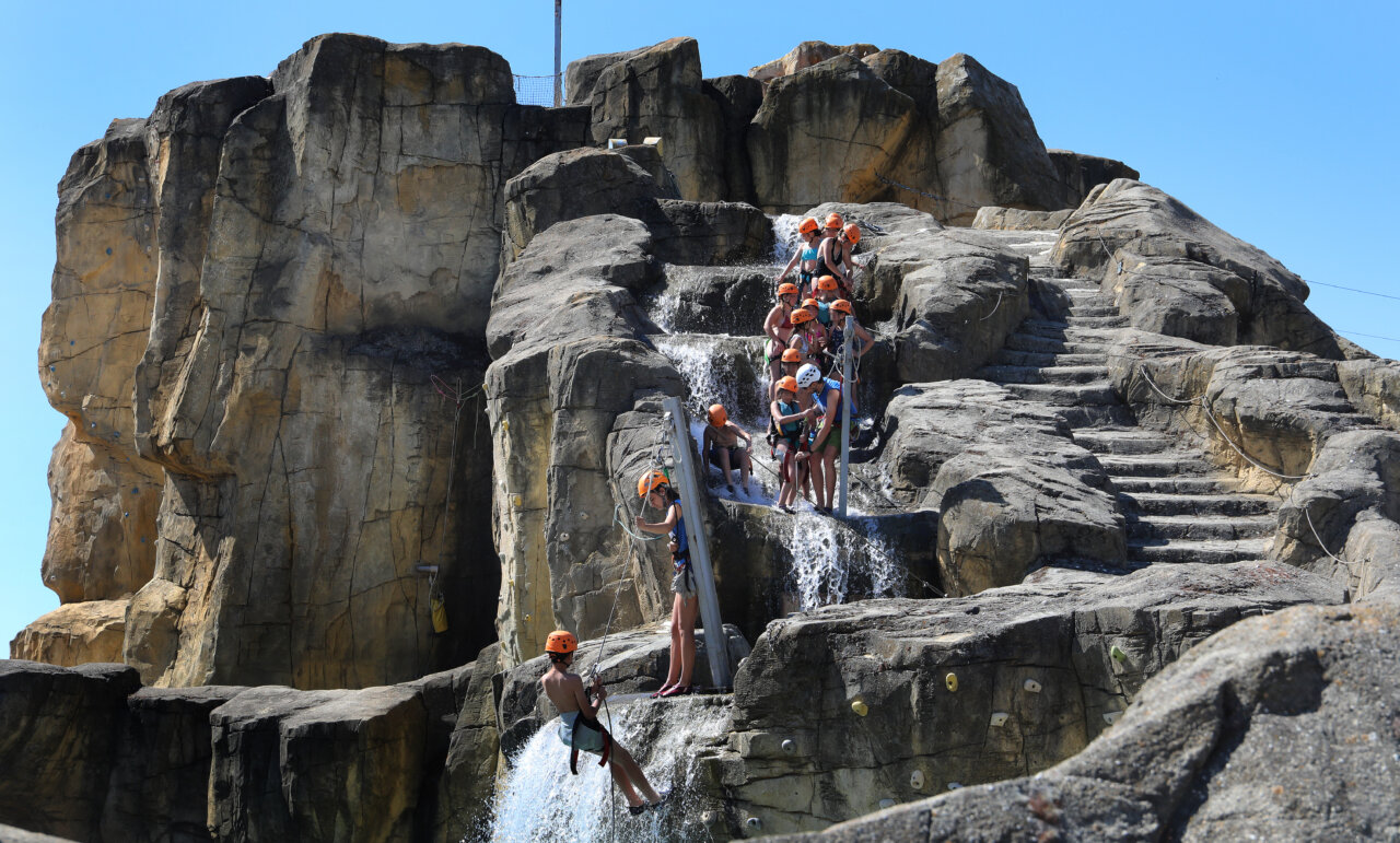 Niños disfrutando de actividades en un campamento de verano en Palencia