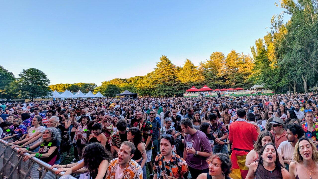 Multitud de personas disfrutando en el festival Palencia Sonora