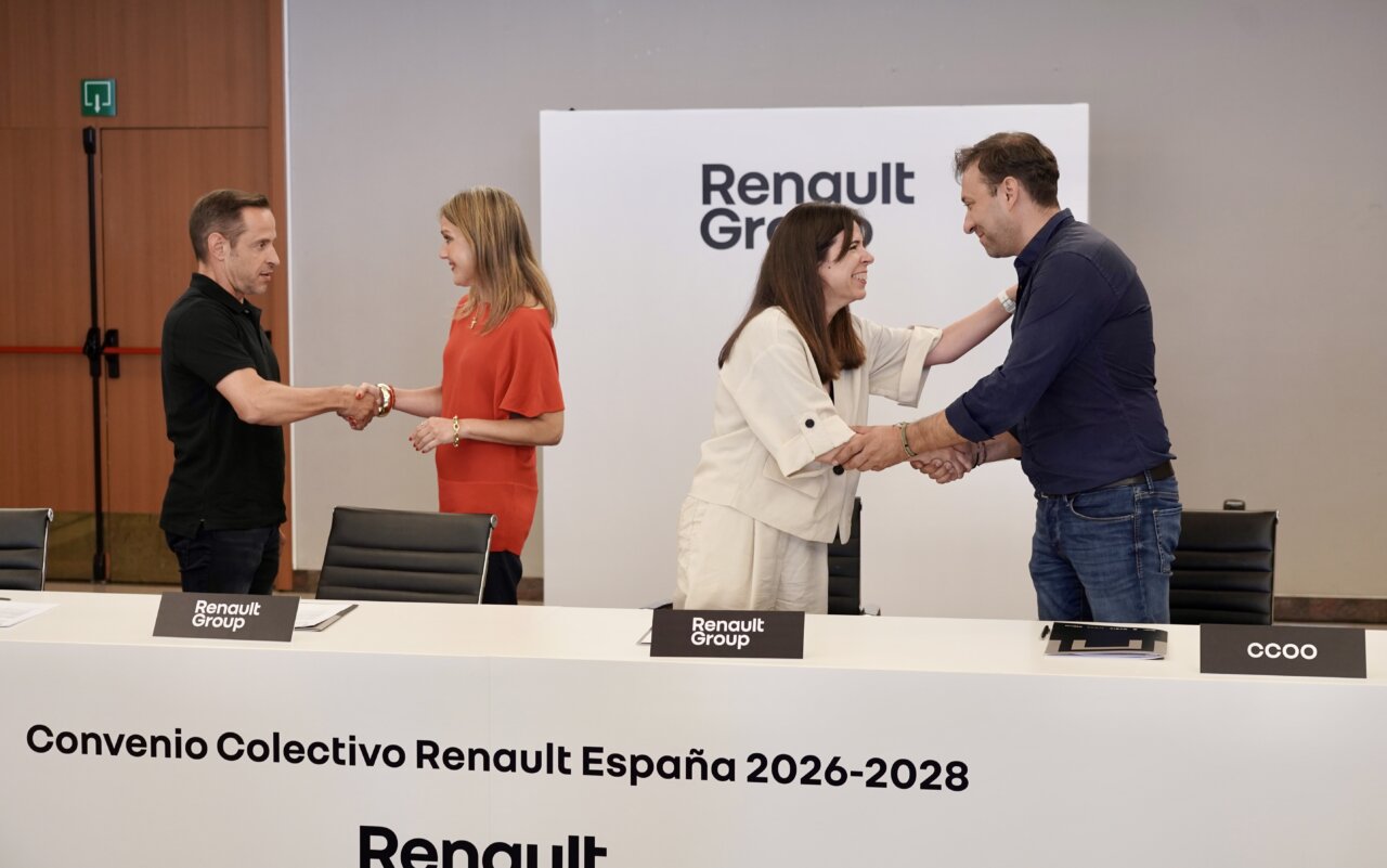 Representantes de Renault, UGT y CCOO firmando convenio colectivo en Valladolid
