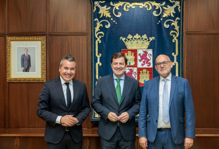 El presidente de la Junta con el nuevo CEO de Renault Group España
