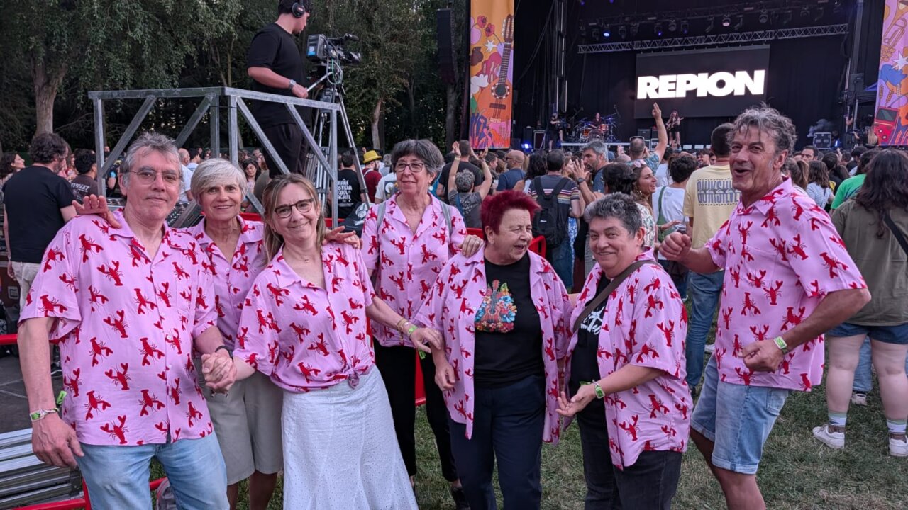 Grupo de personas con camisas rosas en el festival Palencia Sonora