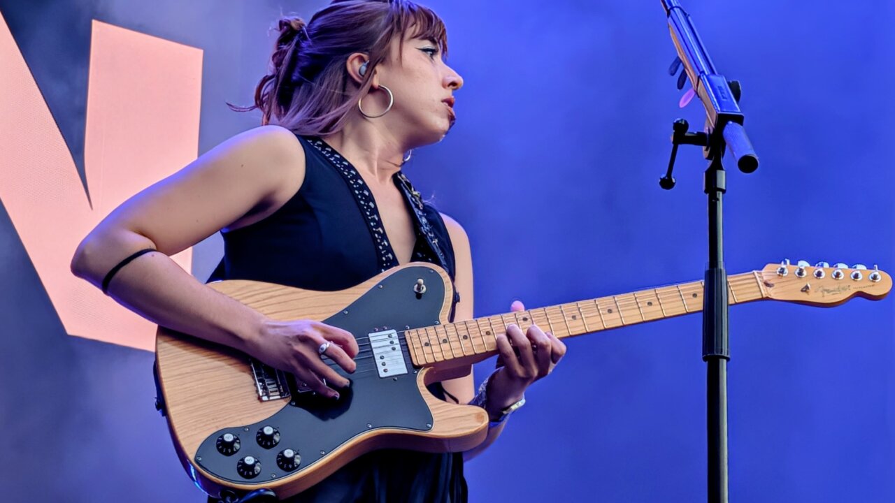Músico tocando guitarra eléctrica en festival en Palencia